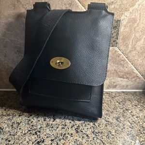 Mulberry black crossbody purse in excellent condition.